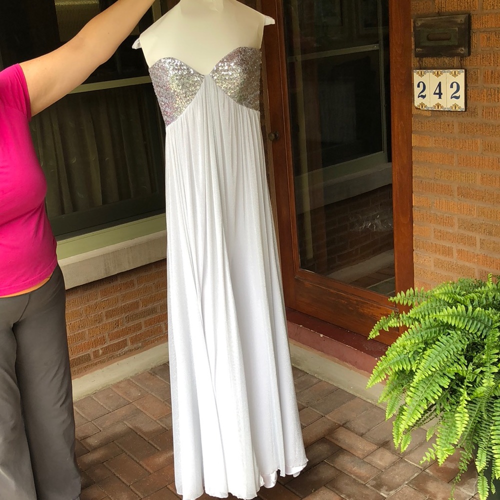 Beautiful evening gown!